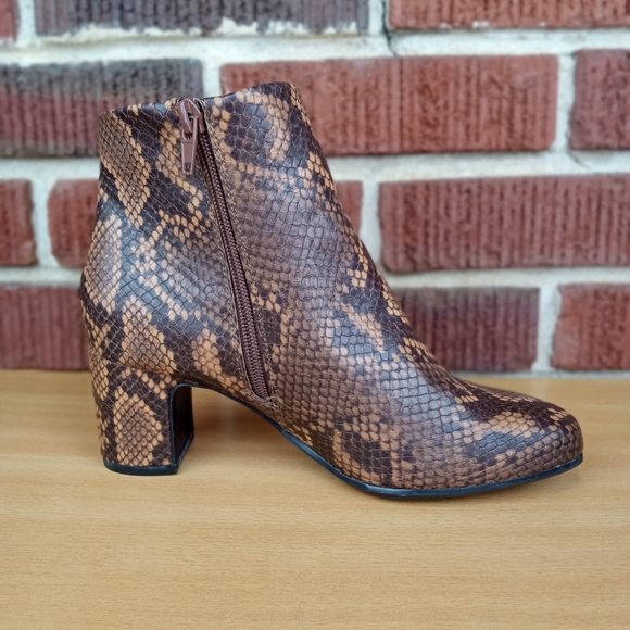 NWT Anne Klein 'Get-It' Vegan Leather Almond Toe Ankle Booties in Tobacco Snake - Picture 5 of 8